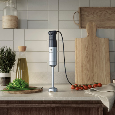 Блендер Electrolux заглибний 1000Вт, 4в1, чаша-700мл, чопер, насадка для пюре, чорний-метал (E5HB2-8SS)