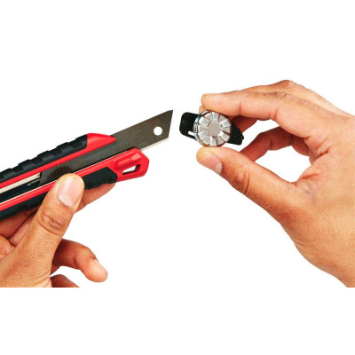 Ніж будівельний сегментований Milwaukee Heavy Duty, 18мм, корпус комбінований Ніж будівельний сегментований Milwaukee Heavy Duty, 18мм, корпус комбінований