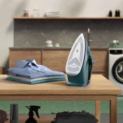Утюг Electrolux, 2600Вт, 330мл, паровой удар 210гр, керам. подошва, зеленый (E6SI1-6PG)