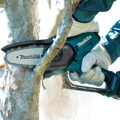 Пила ланцюгова акумуляторна Makita CXT UC100DZ 10.8В 10см 1.5кг без АКБ та ЗП Пила ланцюгова акумуляторна Makita CXT UC100DZ 10.8В 10см 1.5кг без АКБ та ЗП
