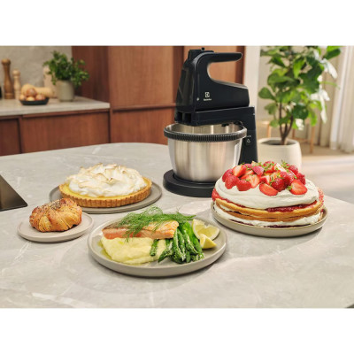 Міксер Electrolux стаціонарний 500Вт, насадки-4, чаша-метал, 3.5л, сірий темний Міксер Electrolux стаціонарний 500Вт, насадки-4, чаша-метал, 3.5л, сірий темний