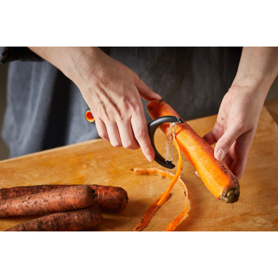 Fiskars Овочечистка горизонтальна з рухомим лезом Functional Form, нерж. сталь, пластик