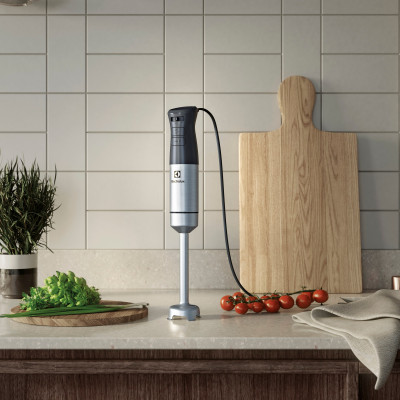 Блендер Electrolux заглибний 1000Вт, 4в1, чаша-700мл, чопер, насадка для пюре, чорний-метал (E5HB2-8SS)
