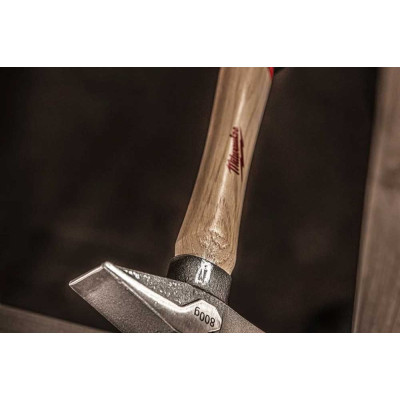 Молоток слюсарний Milwaukee 1000г руків'я дерев'яне Молоток слюсарний Milwaukee 1000г руків'я дерев'яне