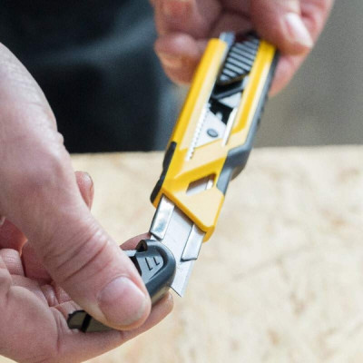 Ніж будівельний сегментований Stanley, лезо 18мм, корпус двокомпонентний, 3 леза в комплекті, 170мм Ніж будівельний сегментований Stanley, лезо 18мм, корпус двокомпонентний, 3 леза в комплекті, 170мм