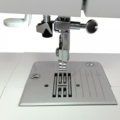 Швейная машина LEADER LAVENDER ,электромех., 70Вт, 22 швейных операций, петля полуавтомат, белый + синий Швейная машина LEADER LAVENDER ,электромех., 70Вт, 22 швейных операций, петля полуавтомат, белый + синий