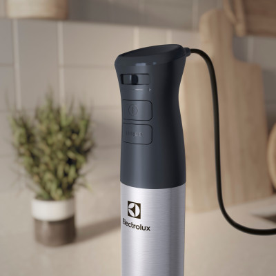 Блендер Electrolux заглибний 1000Вт, 4в1, чаша-700мл, чопер, насадка для пюре, чорний-метал (E5HB2-8SS)
