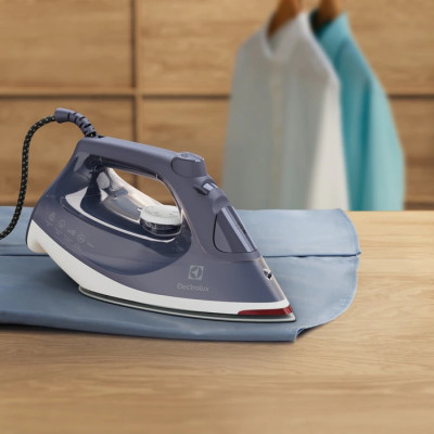 Праска Electrolux, 2400Вт, 330мл, паровий удар 160гр, керам. підошва, сіро-білий