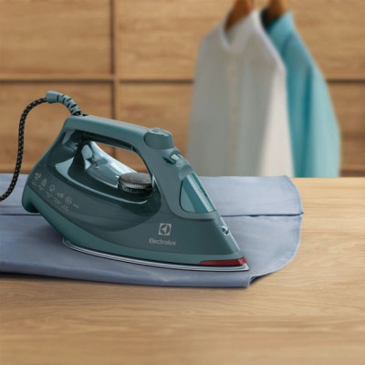 Утюг Electrolux, 2600Вт, 330мл, паровой удар 210гр, керам. подошва, зеленый (E6SI1-6PG)