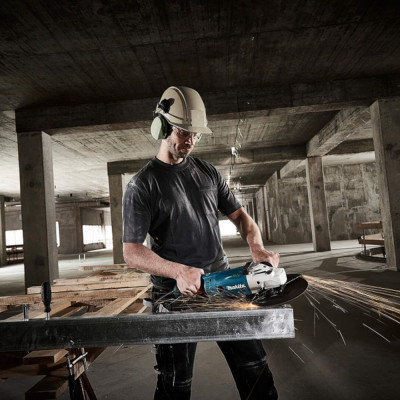 Шліфмашина кутова Makita GA9020 230мм 2200Вт 6600об/хв 5.8кг Шліфмашина кутова Makita GA9020 230мм 2200Вт 6600об/хв 5.8кг