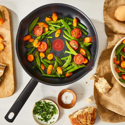 Сковорода з кришкою Tefal Day by Day, 20см, з кришкою, алюміній, бакеліт, скло, чорний Сковорода з кришкою Tefal Day by Day, 20см, з кришкою, алюміній, бакеліт, скло, чорний