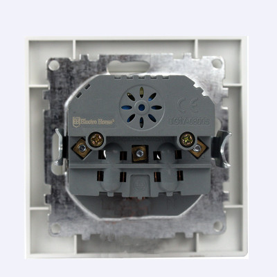 Розетка із заземленням + 2 USB порти 2 A, 16 А , Enzo білий Розетка із заземленням + 2 USB порти 2 A, 16 А , Enzo білий