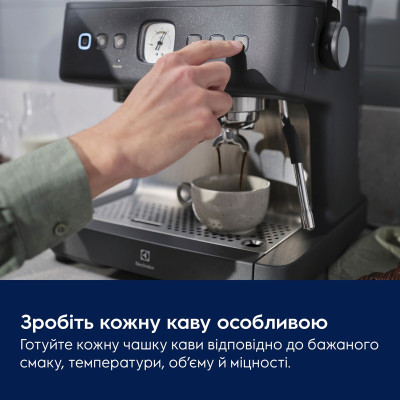 Кавоварка еспресо Electrolux E8EC1-8BP (7157708) Кавоварка еспресо Electrolux E8EC1-8BP (7157708)
